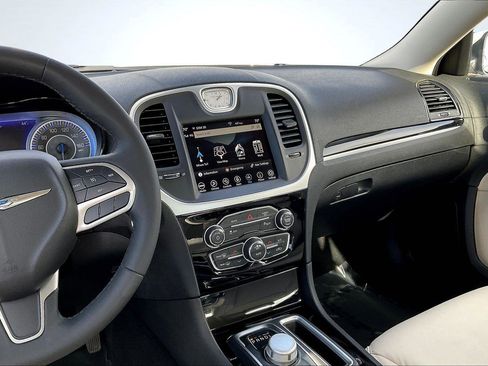 Used 2023 Chrysler 300 Touring L image 6