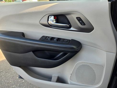 Used 2022 Chrysler Pacifica Touring-L FWD image 21