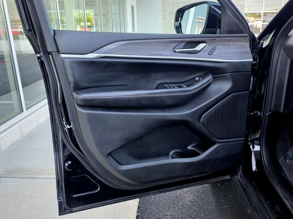 Used 2023 Jeep Grand Cherokee Limited AWD/4WD image 21