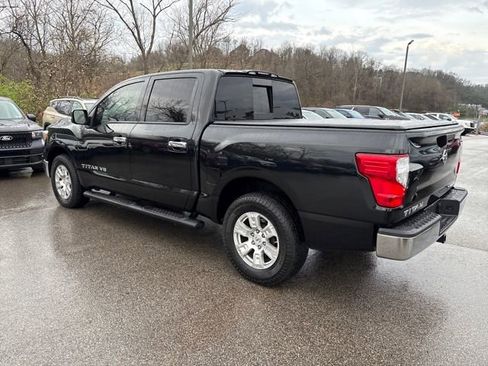 Used 2019 Nissan Titan SV image 3