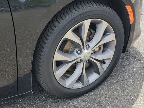 Used 2019 Chrysler Pacifica Limited w/ Tire & Wheel Group FWD image 7