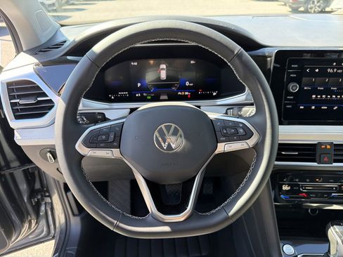 New 2026 Volkswagen Taos SE FWD image 23