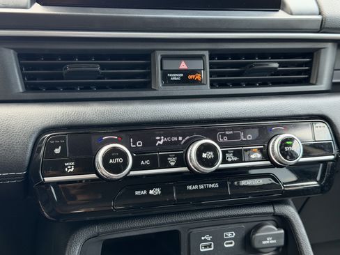 Used 2025 Honda Pilot Touring image 12