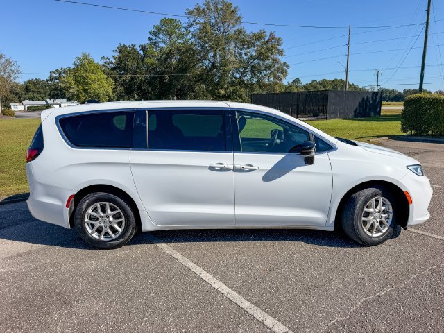 Used 2025 Chrysler Pacifica Select FWD image 2