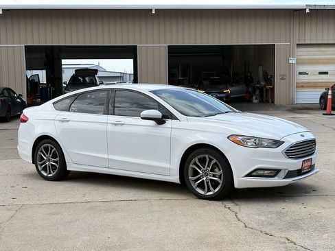 Used 2017 Ford Fusion SE w/ Equipment Group 201A FWD image 3