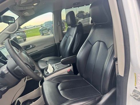 Used 2023 Chrysler Pacifica Touring-L FWD image 11