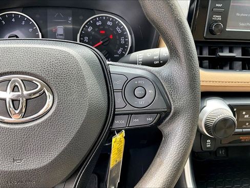 Used 2019 Toyota RAV4 LE FWD image 16