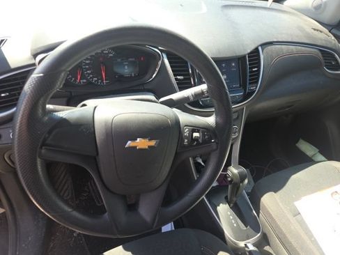 Used 2020 Chevrolet Trax LS FWD image 2