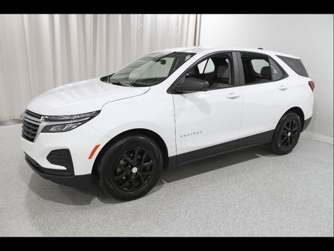 Used 2023 Chevrolet Equinox LS image 3