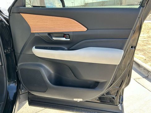 Used 2025 Toyota Grand Highlander AWD image 31