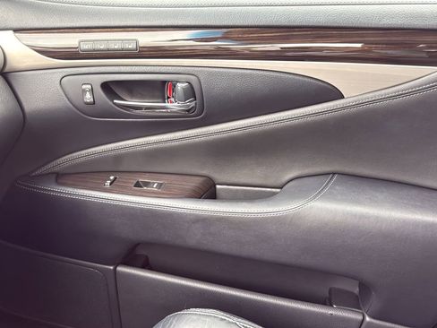 Used 2016 Lexus LS 460 w/ Comfort Package image 23