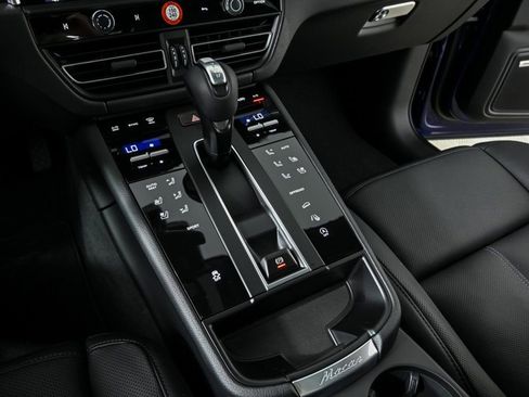 Certified 2026 Porsche Macan AWD/4WD image 18
