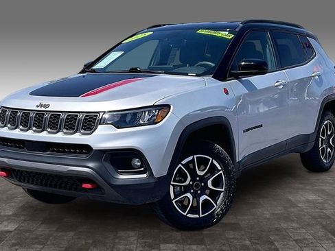 Used 2025 Jeep Compass Trailhawk AWD/4WD image 1