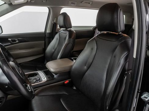 Used 2025 Kia Carnival FWD image 12
