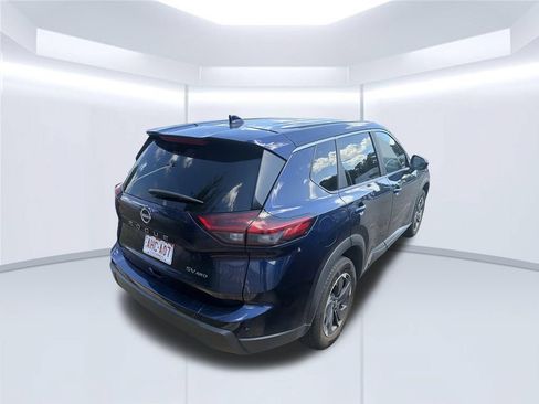 Used 2024 Nissan Rogue SV AWD/4WD image 3