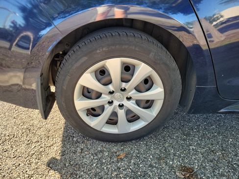 Used 2021 Toyota Corolla LE image 14