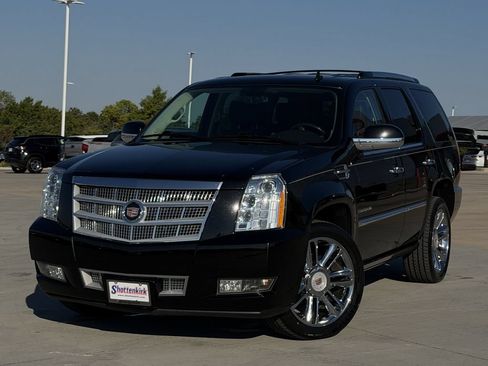 Used 2014 Cadillac Escalade Platinum RWD image 2