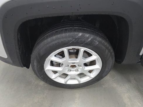 Used 2019 Jeep Renegade Latitude w/ Cold Weather Group AWD/4WD image 19