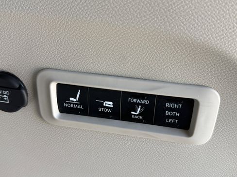 Used 2020 Chrysler Pacifica Limited FWD image 29