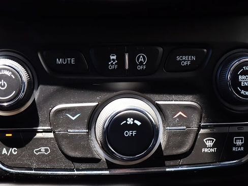 Used 2019 Jeep Cherokee Latitude w/ Popular Appearance Group FWD image 44
