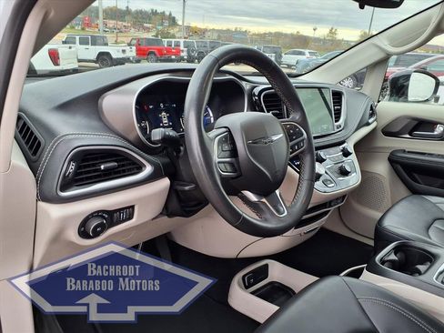 Used 2024 Chrysler Pacifica Select image 15