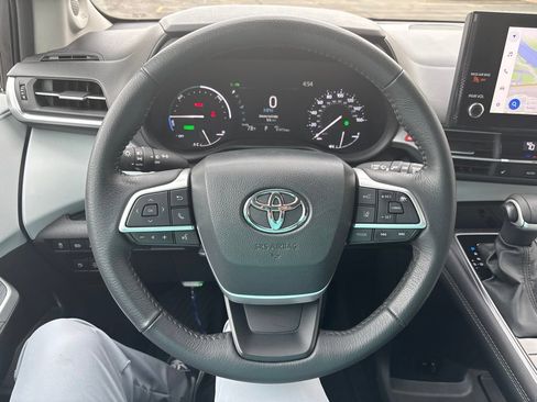 Used 2025 Toyota Sienna XLE AWD/4WD image 10