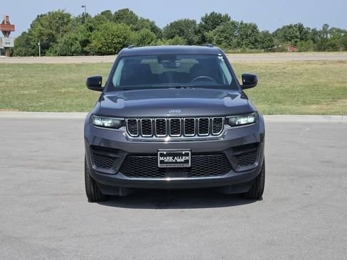 Used 2024 Jeep Grand Cherokee Laredo RWD image 2