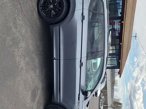 Used 2022 Volkswagen Tiguan SE R-Line image 9