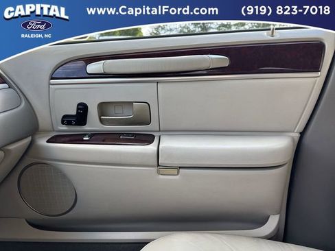 Used 2004 Lincoln Town Car Signature image 27