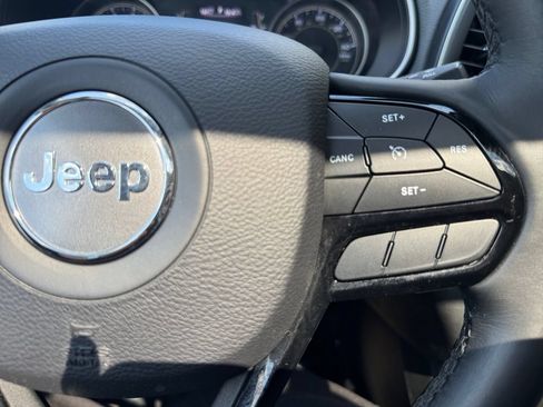 Used 2019 Jeep Cherokee Latitude Plus AWD/4WD image 30