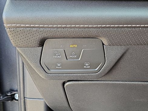 Used 2025 Volkswagen Atlas SE AWD/4WD image 25