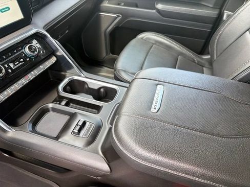 Used 2025 GMC Sierra 3500 Denali w/ Denali Reserve Package AWD/4WD image 19