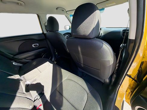 Used 2015 Kia Soul + image 28