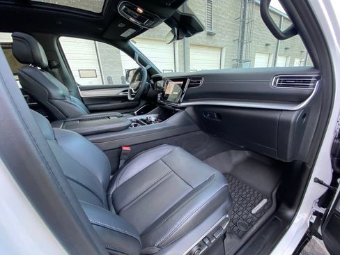 Used 2024 Jeep Wagoneer Series II w/ Convenience Group I AWD/4WD image 30