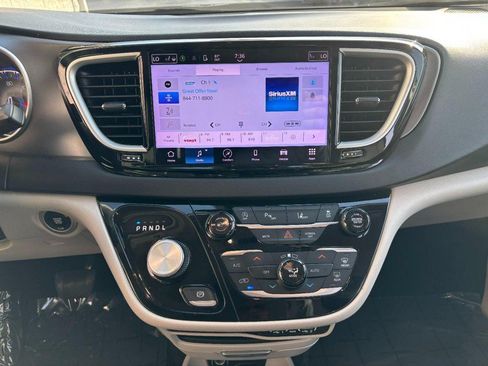 Used 2023 Chrysler Pacifica Touring-L FWD image 17