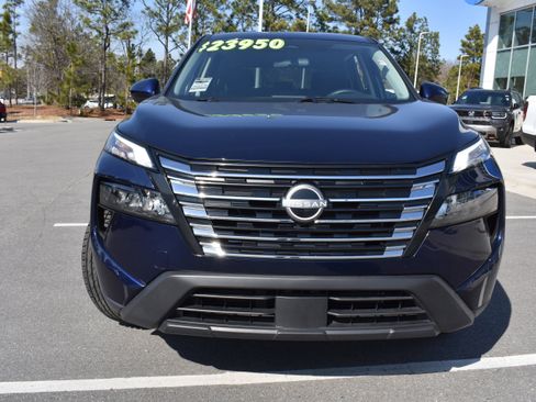 Used 2025 Nissan Rogue SV image 4