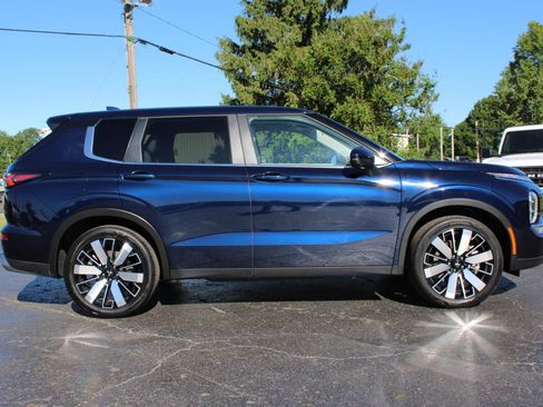 Used 2025 Mitsubishi Outlander SE FWD image 3