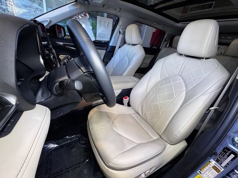Certified 2024 Toyota Highlander Platinum AWD/4WD image 24