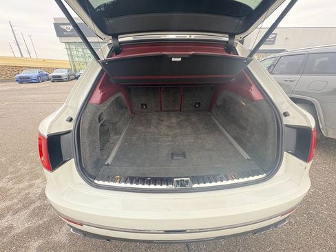Used 2019 Bentley Bentayga V8 image 11