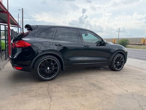 Used 2014 Porsche Cayenne S image 19