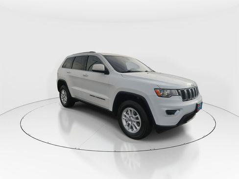 Used 2020 Jeep Grand Cherokee Laredo image 2