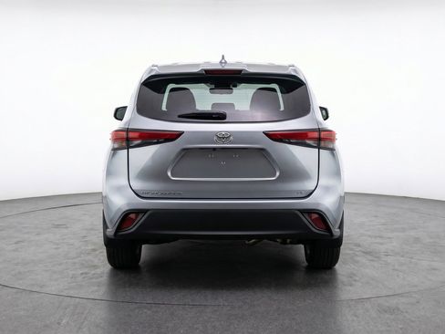Used 2025 Toyota Highlander LE FWD image 7
