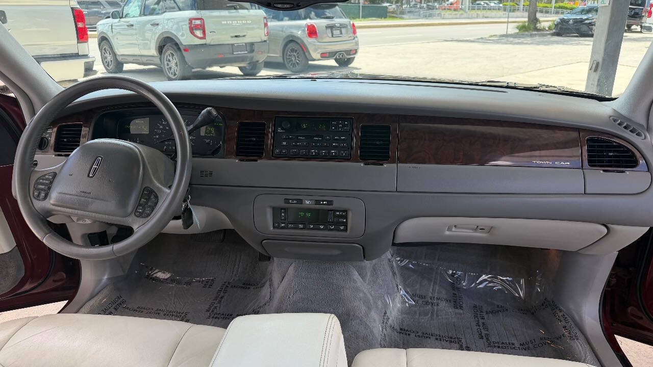 Used 1999 Lincoln Town Car Signature RWD image 15
