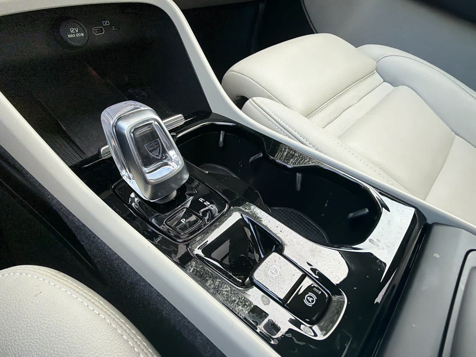 Certified 2024 Volvo XC40 B5 Plus AWD/4WD image 30