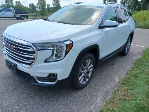 Used 2024 GMC Terrain SLT AWD/4WD image 2