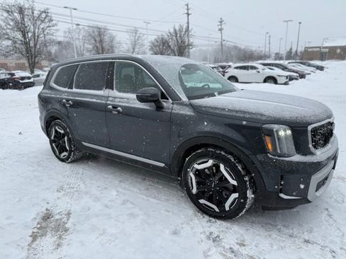 Used 2023 Kia Telluride EX image 2