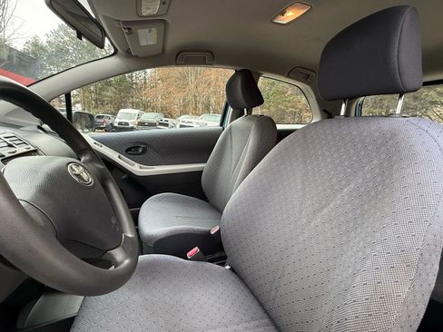 Used 2010 Toyota Yaris 2-Door Hatchback image 12