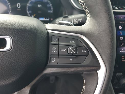 Used 2024 Jeep Grand Cherokee Limited w/ Black Appearance Package image 23