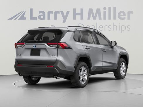 Used 2023 Toyota RAV4 LE AWD/4WD image 2