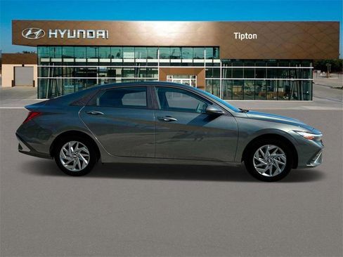 New 2024 Hyundai Elantra SEL image 9